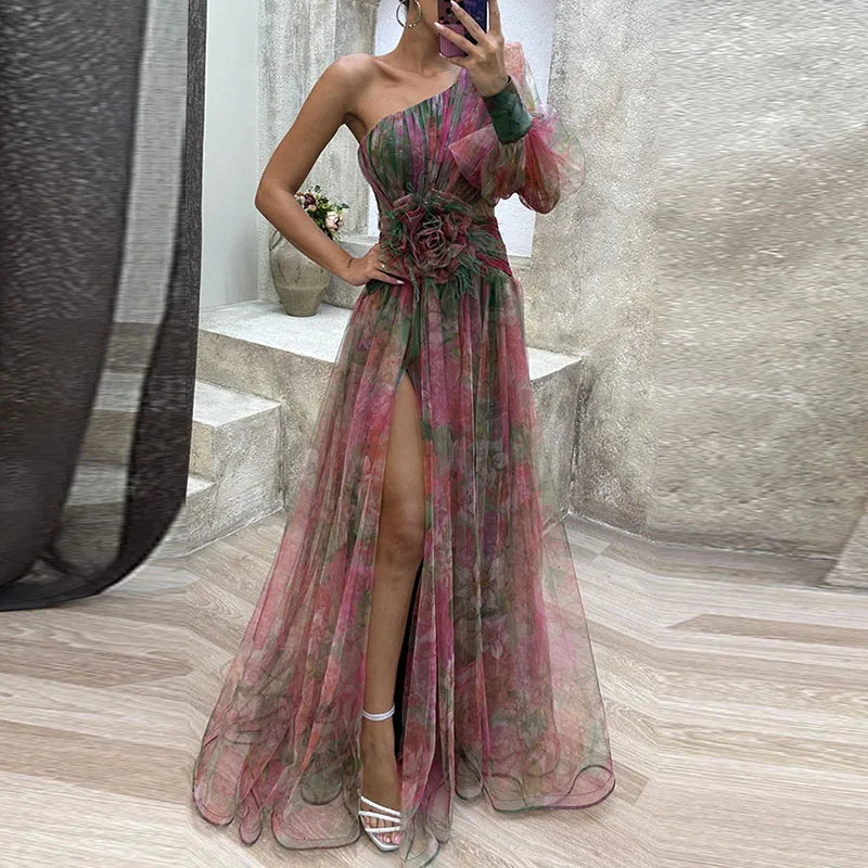 Robe longue colorée Danoir Paris Philena, élégante et fluide, portée en soirée ou occasion spéciale.