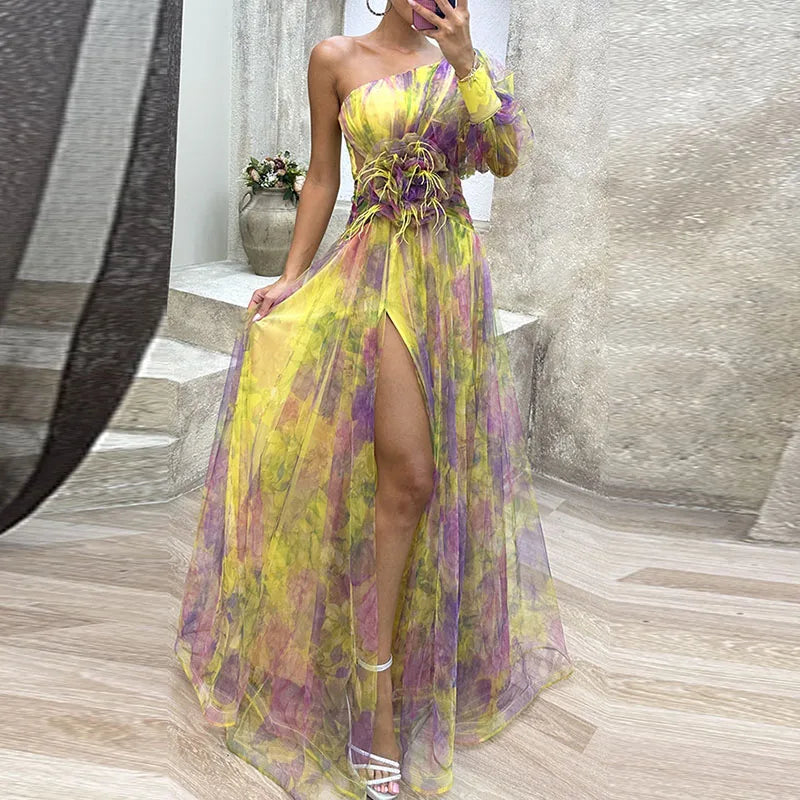 Robe longue colorée Philena de Danoir Paris, élégante et fluide, portée avec détails vibrants et finitions soignées.