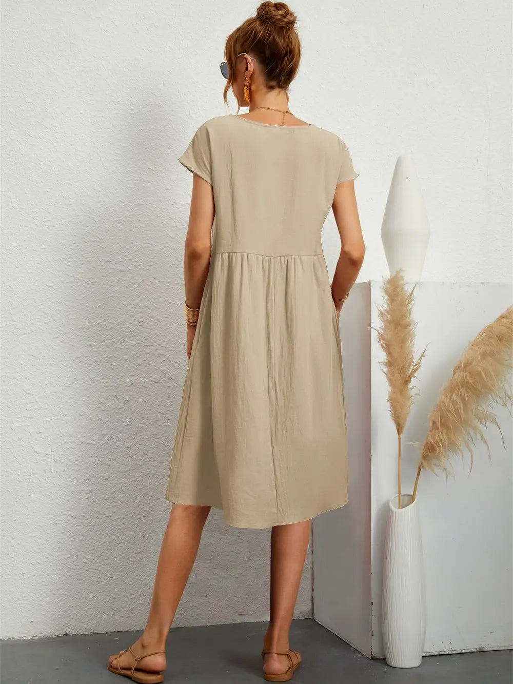 Robe décontractée chic rouge de Danoir Paris, confortable et élégante, portée avec style.