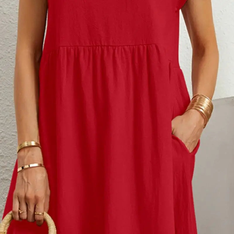 Robe décontractée chic Danoir Paris en tissu rouge, avec coupe fluide et détails élégants, portée par un mannequin.