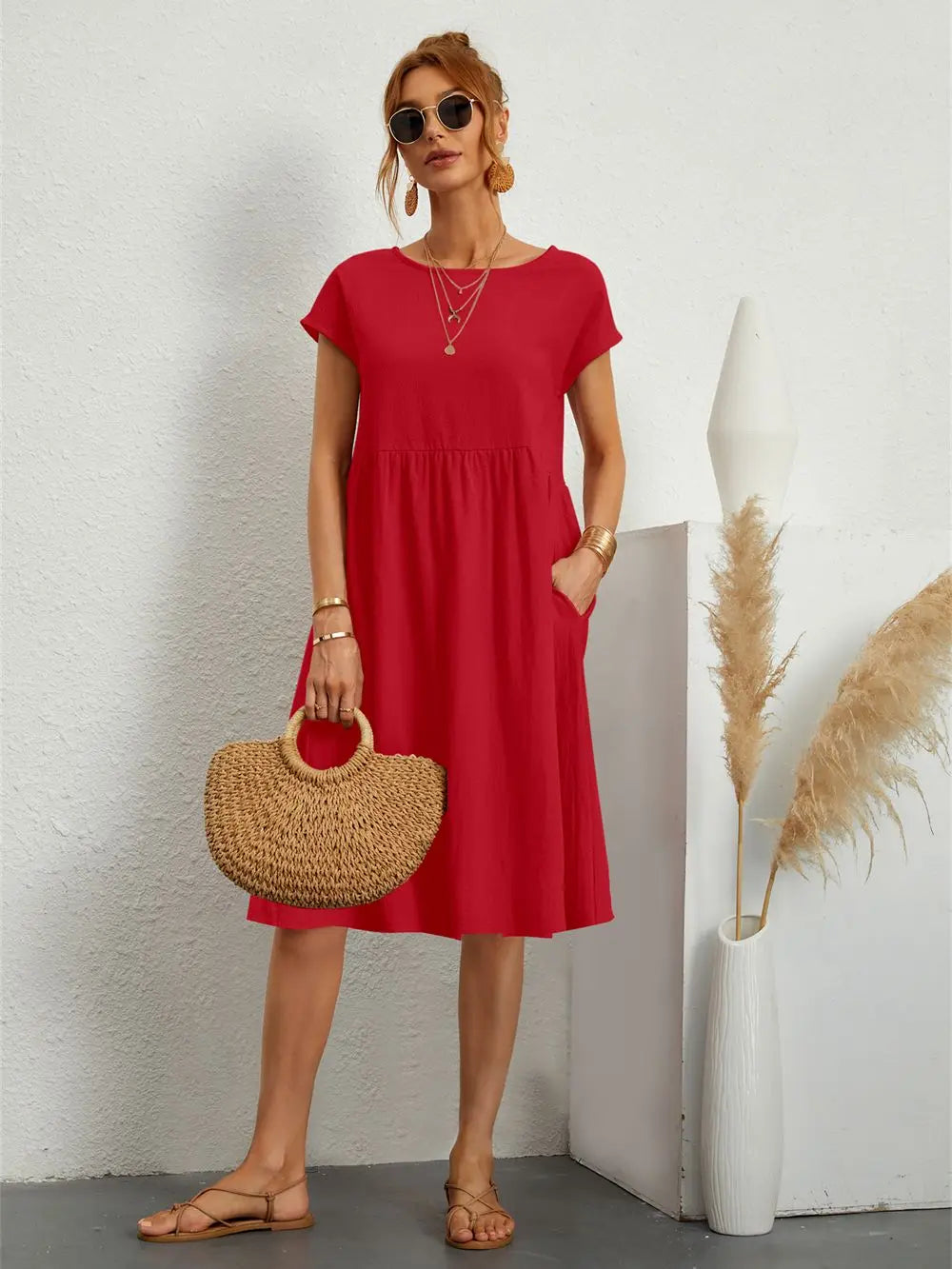 Robe décontractée chic rouge de la marque Danoir Paris, en tissu fluide et élégant, portée sur un mannequin.