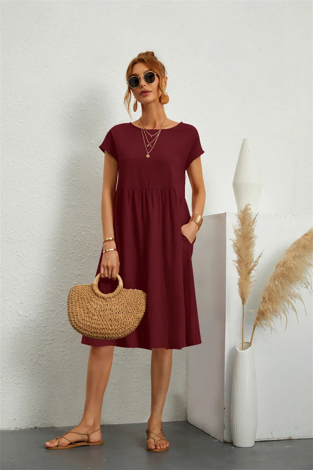 Robe décontractée chic Danoir Paris en tissu rouge avec détail élégant, portée par un mannequin.