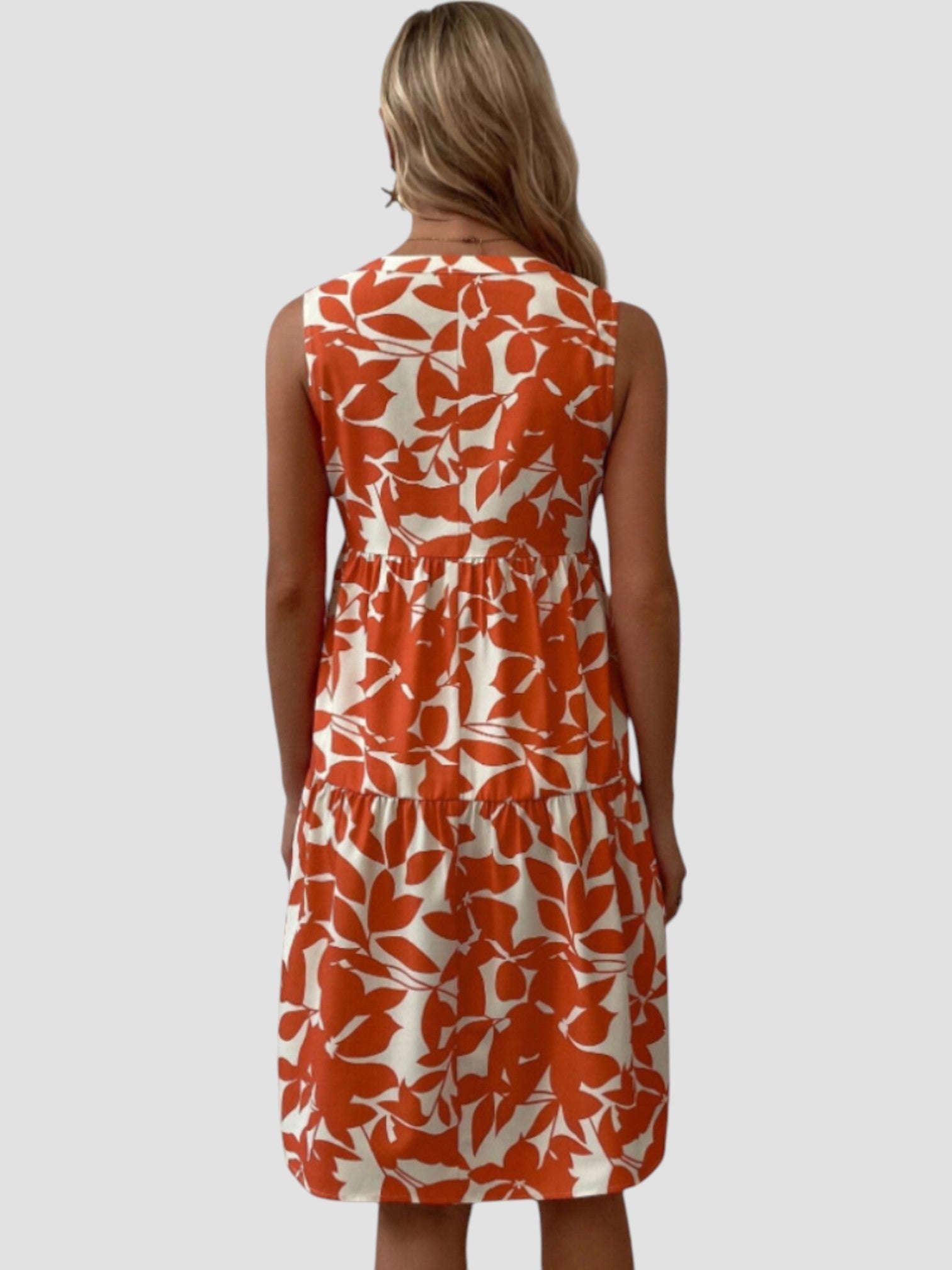 Robe midi rouge élégante de Danoir Paris, parfait pour l'été, avec un design fluide et sophistiqué.
