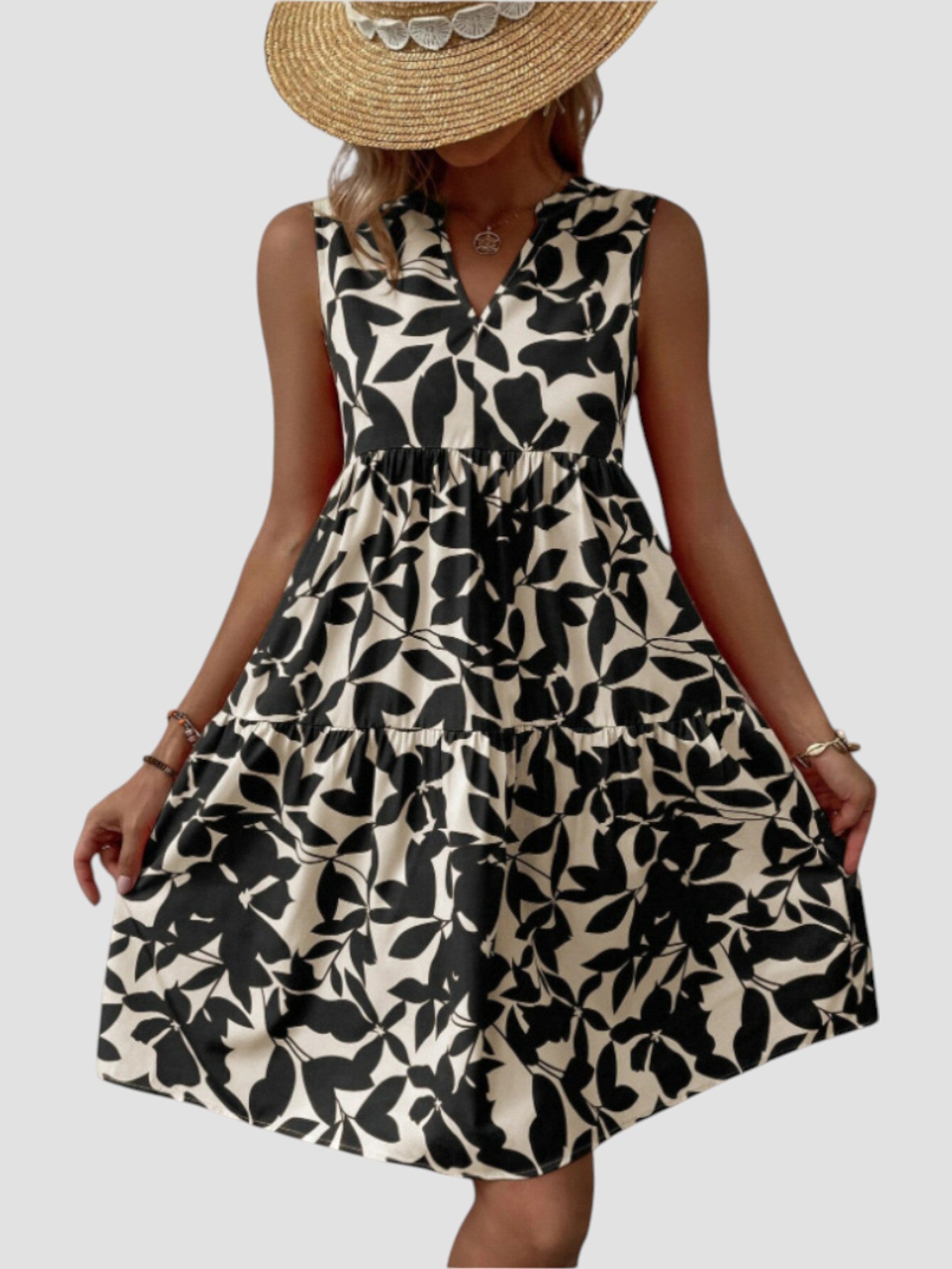 Robe midi d'été élégante de la marque Danoir Paris en tissu rouge, portée avec un style sophistiqué et léger.