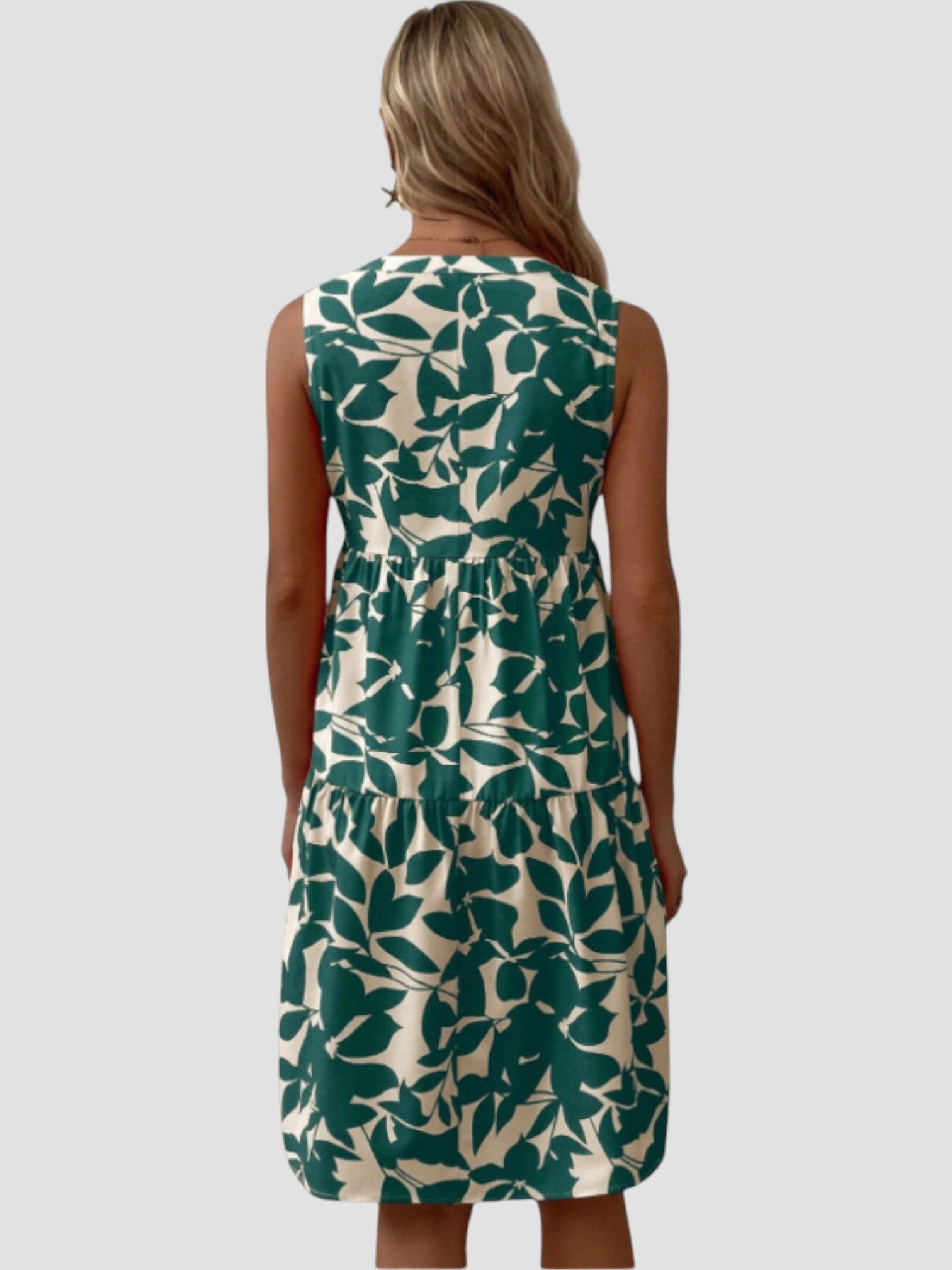 Robe midi d'été rouge élégante de Danoir Paris, tissu léger et coupe fluide, idéale pour une tenue chic estivale.