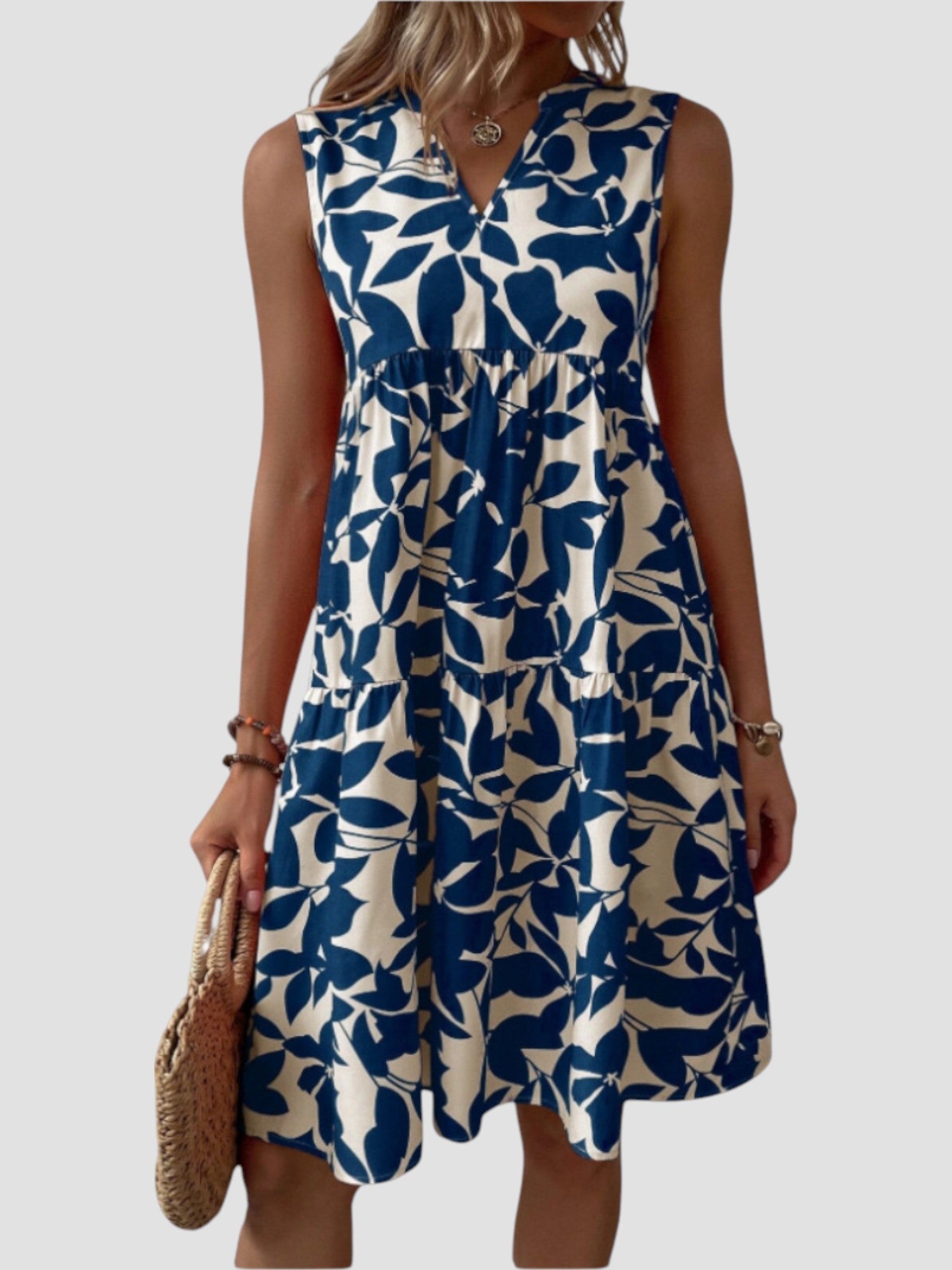 Robe midi d'été élégante Danoir Paris en tissu rouge, portée par un mannequin, mettant en valeur son style chic et féminin.