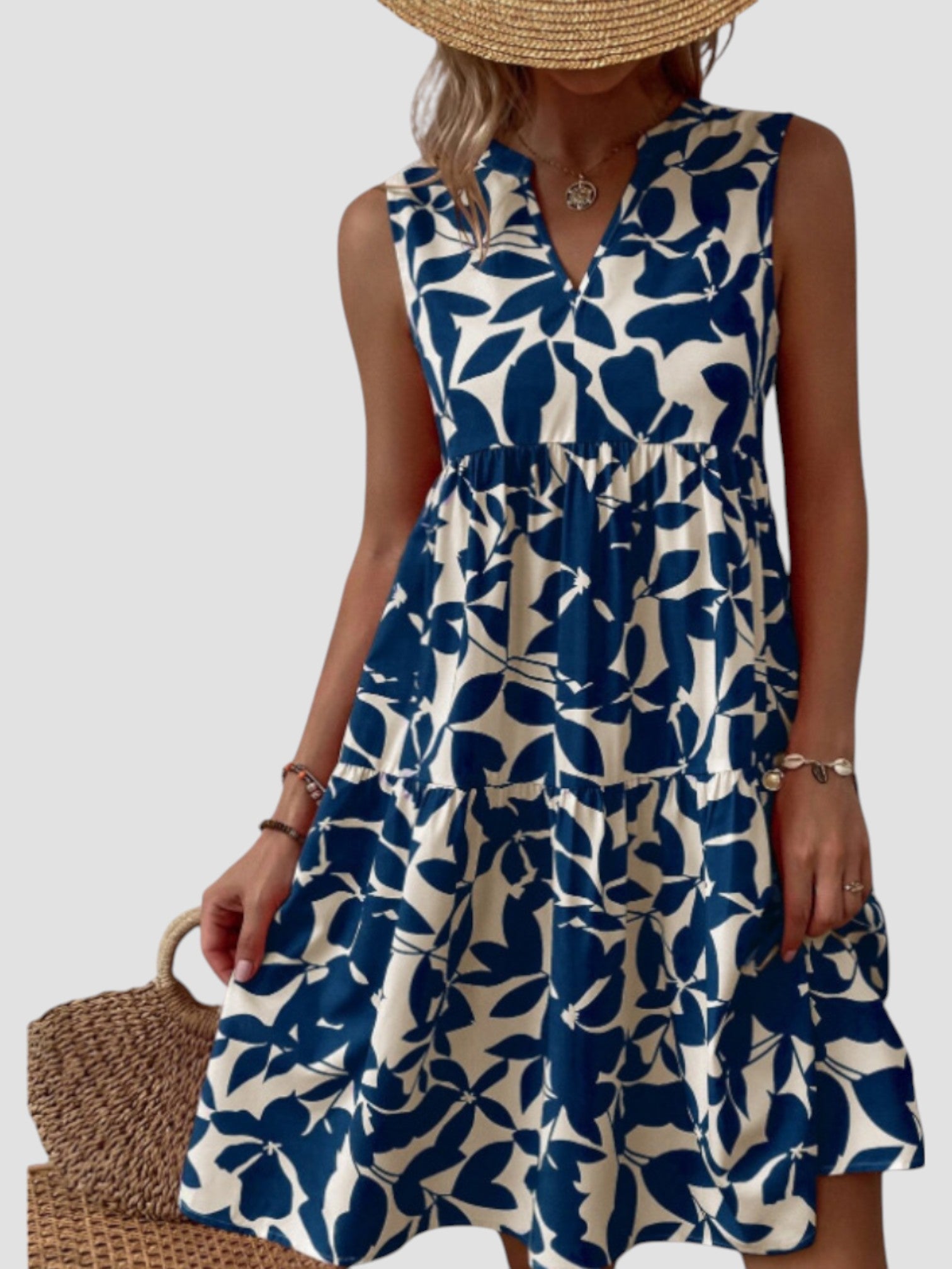 Robe midi d'été élégante de Danoir Paris, tissu fluide rouge avec détails sophistiqués, portée légère pour occasions estivales.