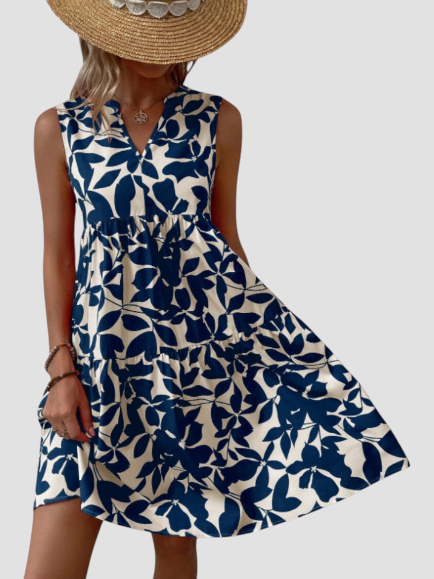 Robe midi d'été élégante Danoir Paris en tissu rouge avec détails raffinés, portée par une femme dans un cadre lumineux.