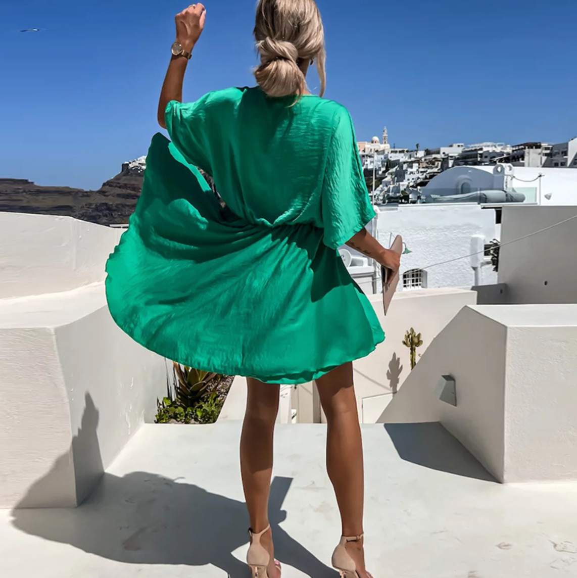 Robe élégante Rose™ de Danoir Paris avec coupe fluide, tissu léger et détails sophistiqués, portée en image.