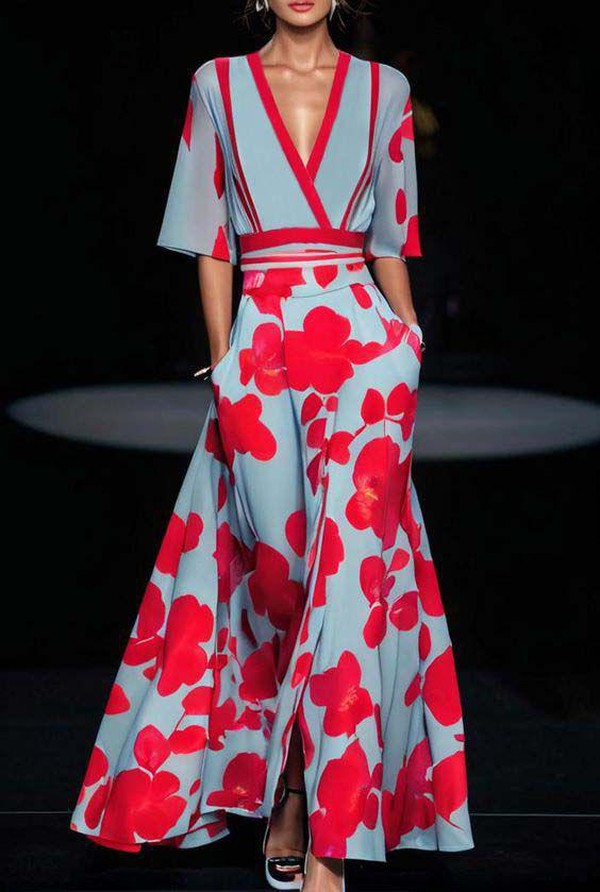 Robe élégante sans manches Alicia de Danoir Paris, en tissu fluide, portée avec accessoires pour une tenue sophistiquée.
