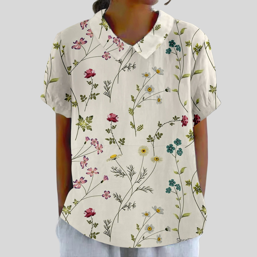 Blouse botanique fine Béatrice de Danoir Paris, tissu léger avec motif floral, portée élégante et féminine.