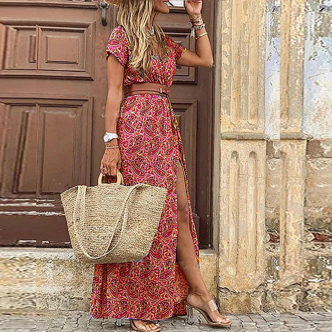Robe longue maxi beige SARISA de Danoir Paris, fluide et élégante, portée avec décolleté en V et manches longues.