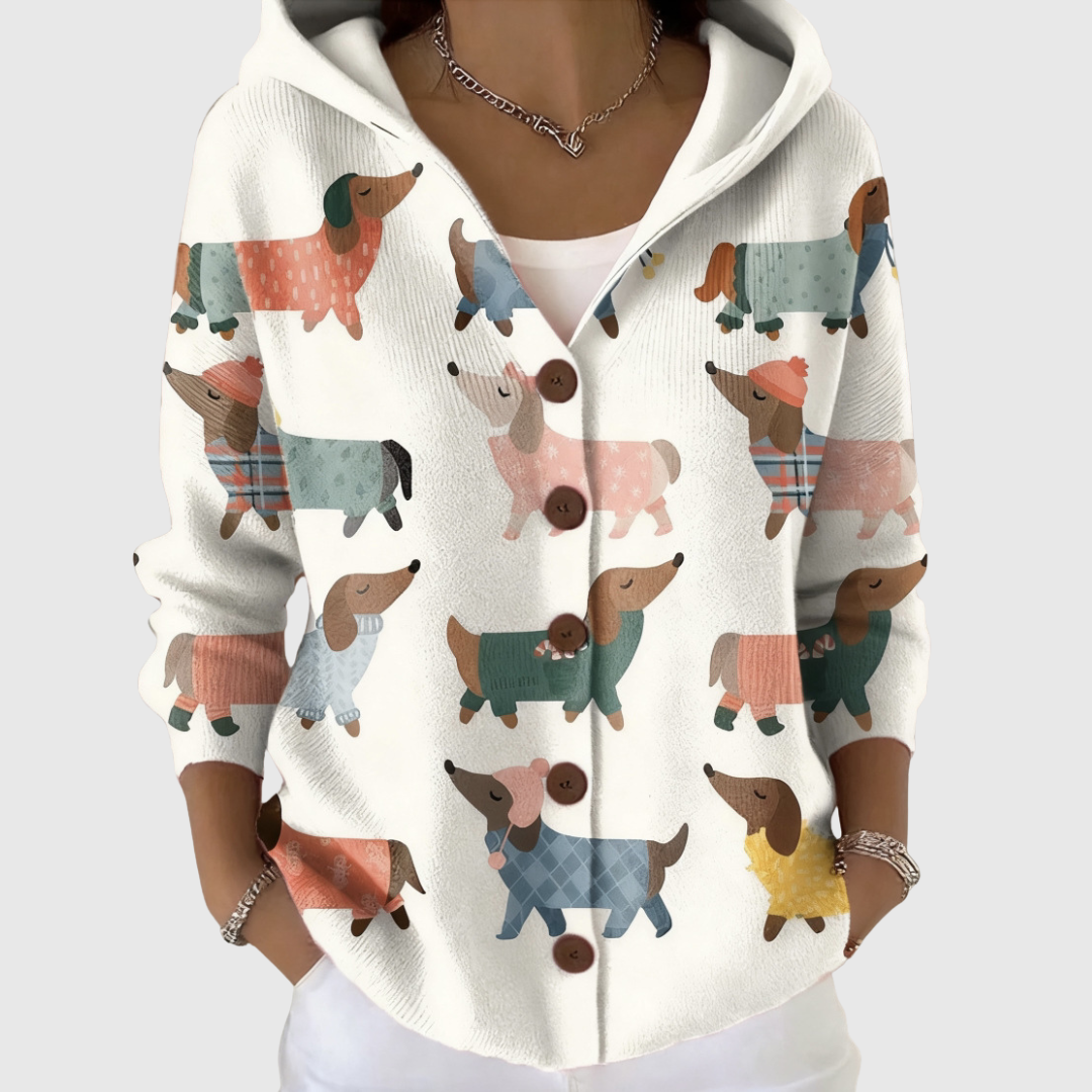Cardigan confortable à capuche en maille Danoir Paris, porté, avec détails de texture en laine douce.