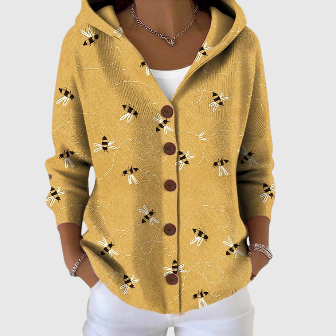 Cardigan confort à capuche en maille Danoir Paris porté, couleur neutre, détails du tissu doux et modèle décontracté.