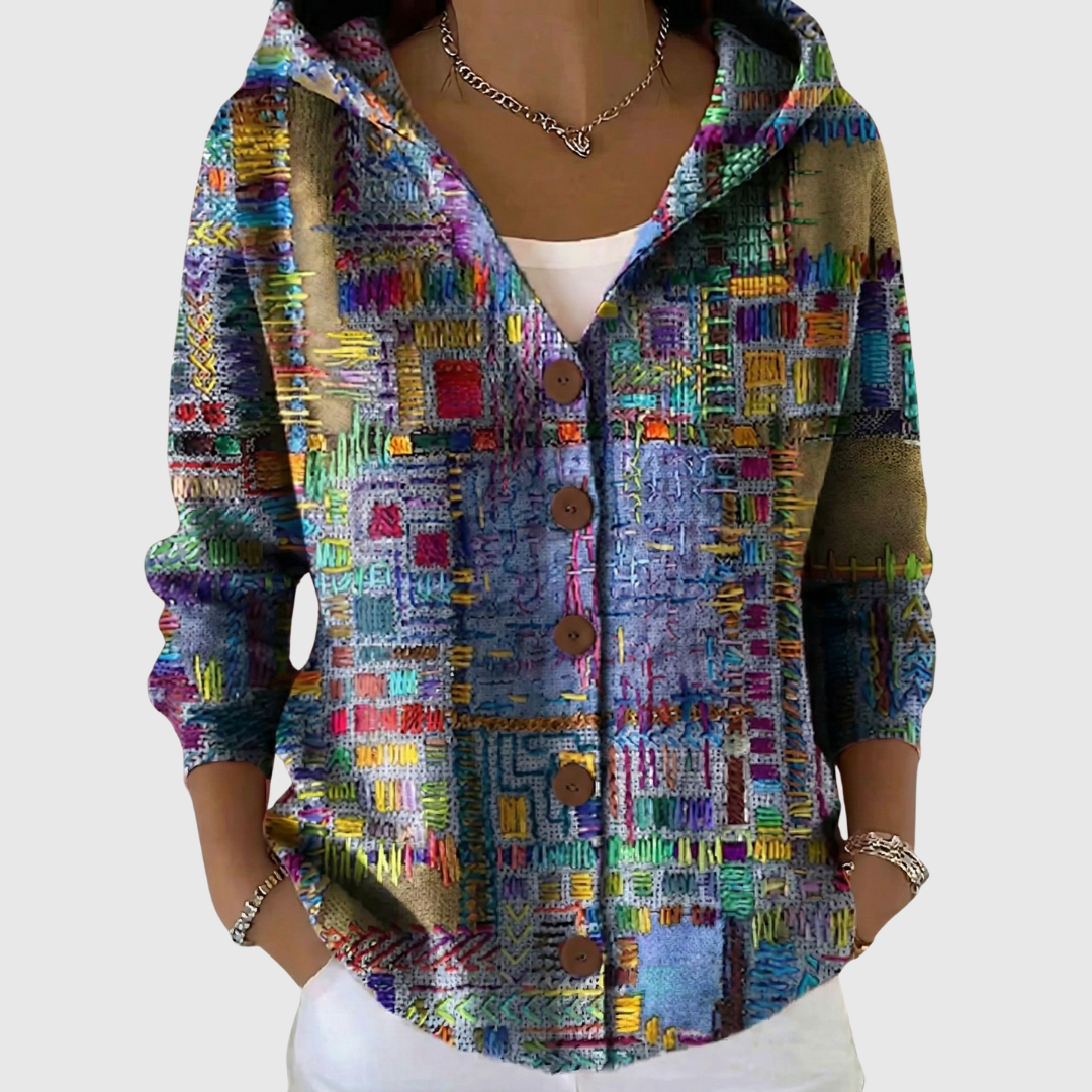 Cardigan Danoir Paris en maille avec capuche confort, porté, montrant la texture douce et la coupe décontractée.