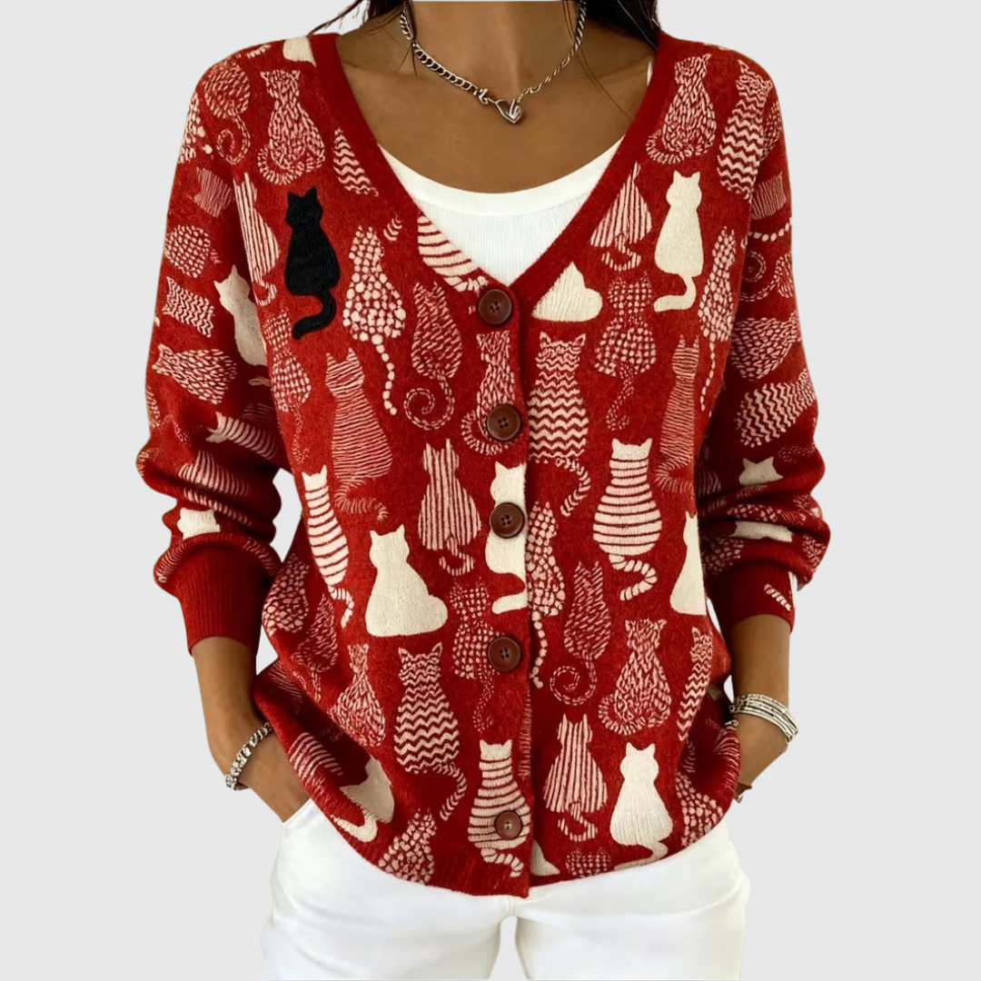 Cardigan en maille confortable boutonné de Danoir Paris porté, détail des boutons et texture douce visible.