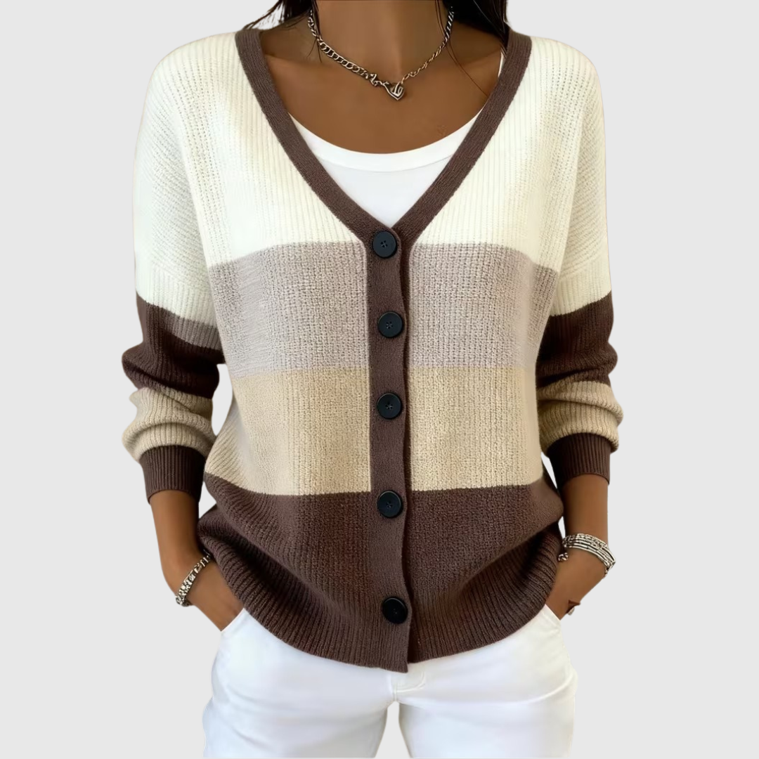 Cardigan en maille confortable à boutons de Danoir Paris, vue de face, douceur et style pour un look décontracté.