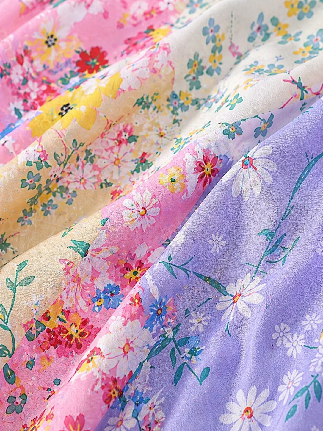 Robe à patchwork floral Clara Waverly™ de Danoir Paris portée par un mannequin, détails colorés et motifs floraux élégants.