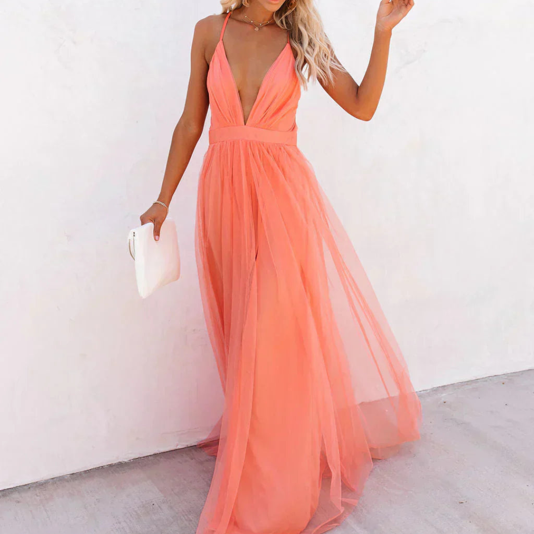 Robe maxi Danoir Paris Lumière en tissu corail léger, élégante et fluide, portée avec des détails subtils visibles sur l'image.