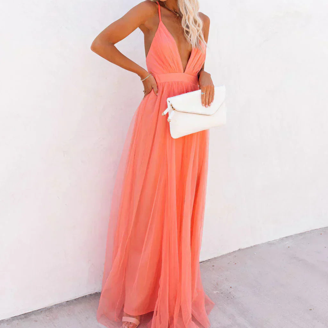 Robe maxi lumineuse Danoir Paris en tissu corail avec décolleté élégant et détail fluide, idéale pour une occasion spéciale.