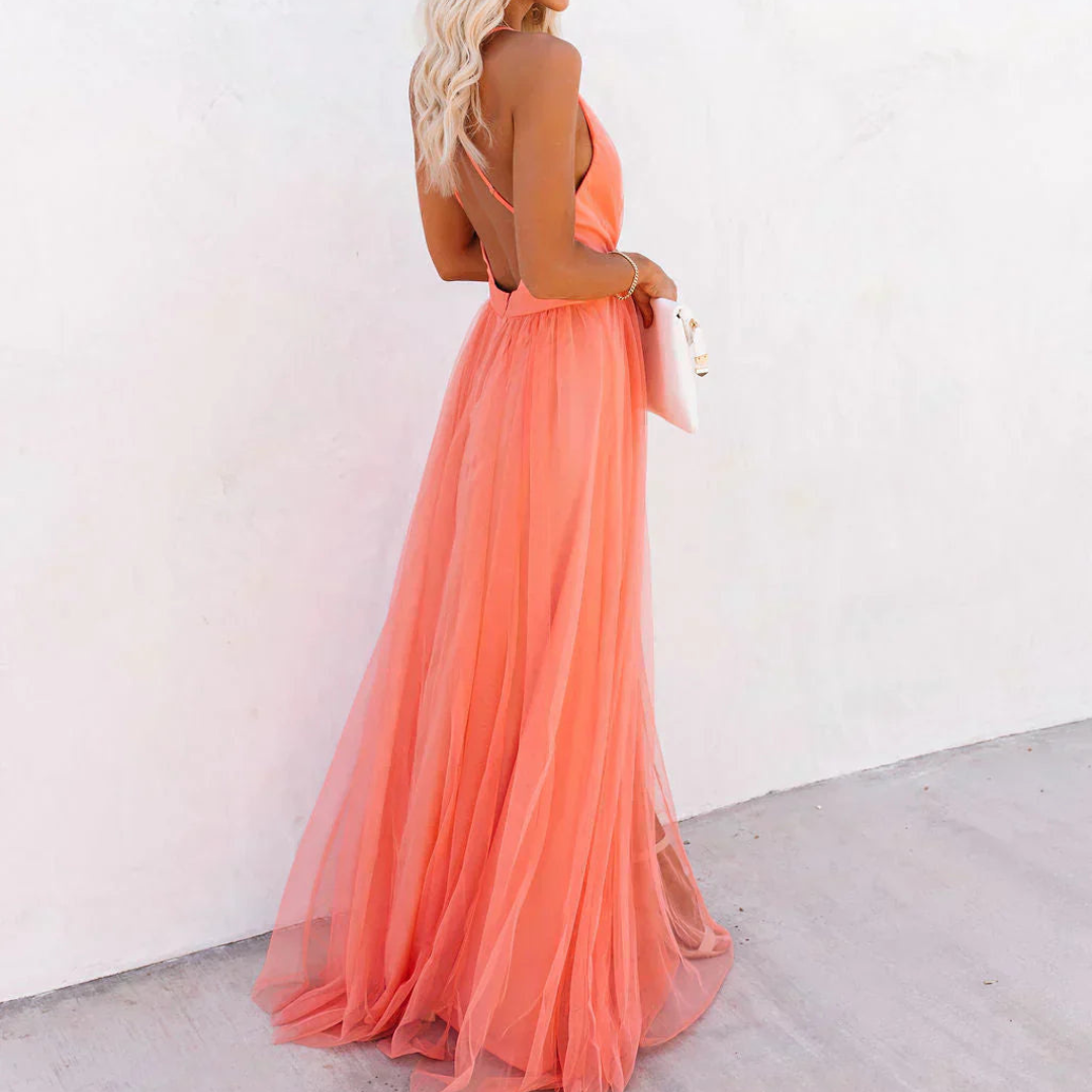 Robe maxi Danoir Paris Lumière en tissu corail, longue et fluide, avec décolleté élégant et détails raffinés pour une allure sophistiquée.