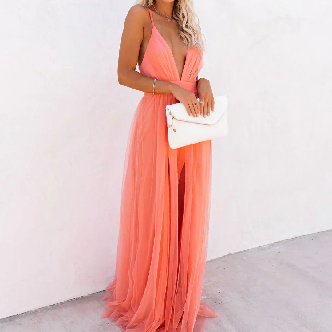 Robe maxi Danoir Paris Lumière couleur corail, longueur longue et style élégant, portée pour une occasion spéciale.