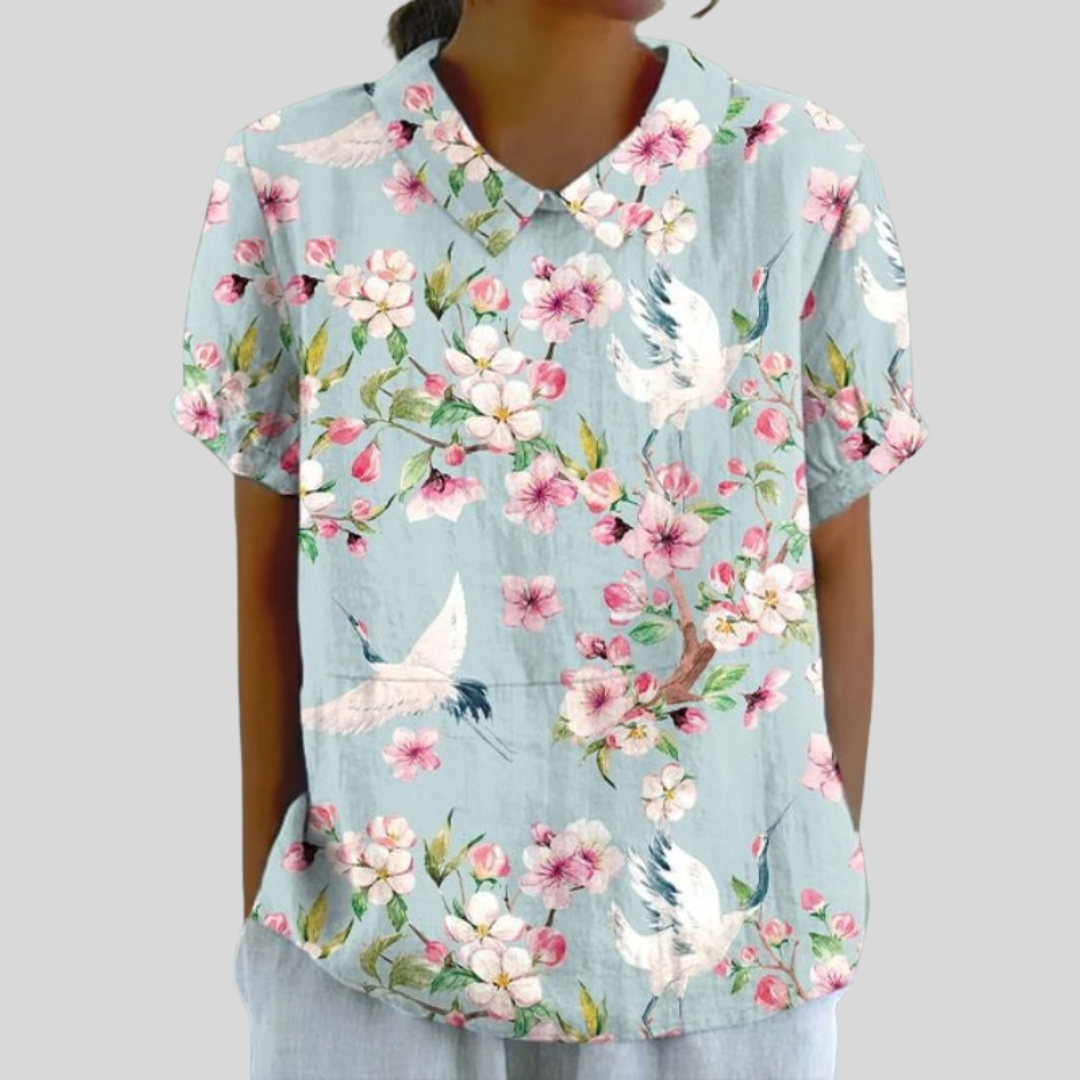 Blouse florale Élina de Danoir Paris, en tissu léger, avec motif floral gracieux et manches longues, portée avec élégance.