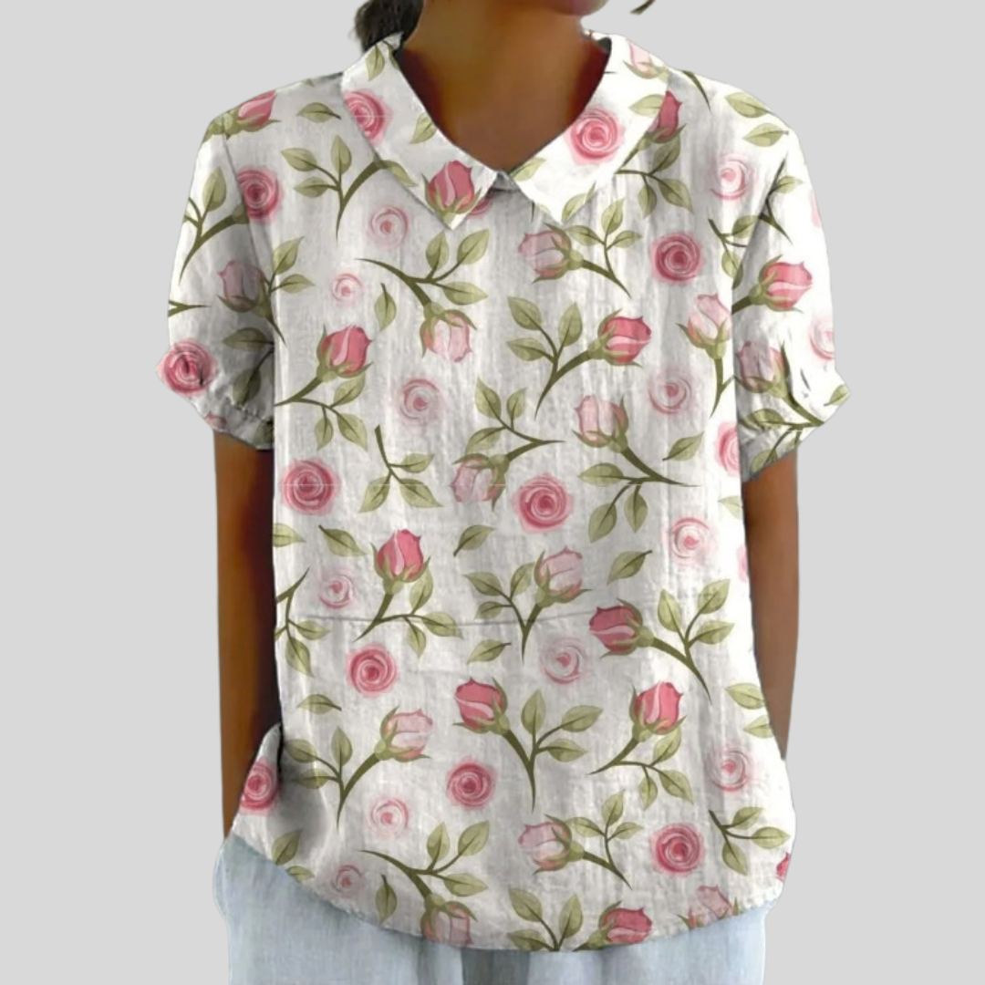 Blouse Élodie Danoir Paris avec motifs roses délicates, en tissu léger et élégant, portée sur mannequin blanc.
