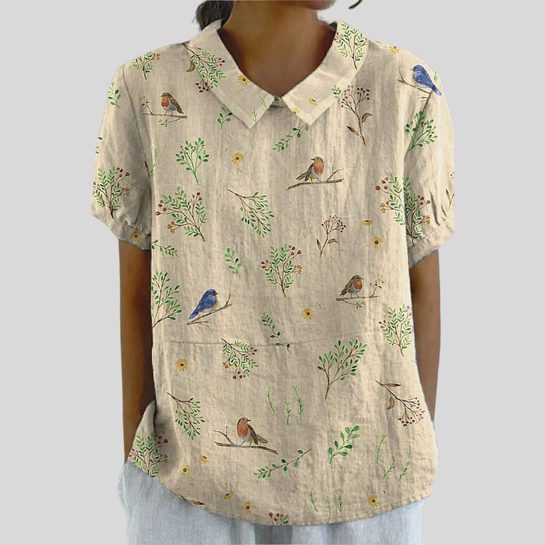 Blouse Émilie Danoir Paris en tissu léger avec motif floral nature, col rond et manches longues, portée décontractée.