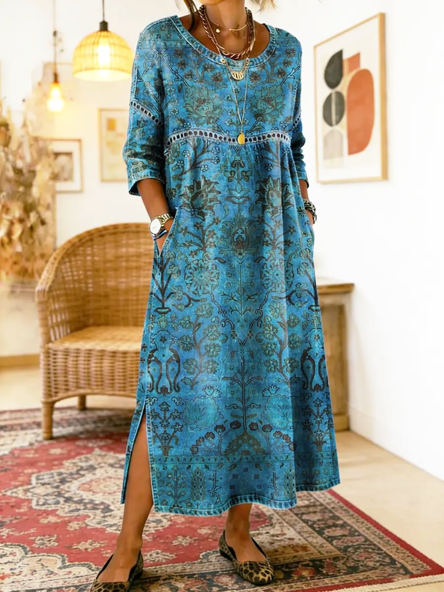 Robe imprimée bleue Carmen de Danoir Paris, vêtement élégant avec motif floral, portée en été ou en occasion spéciale.