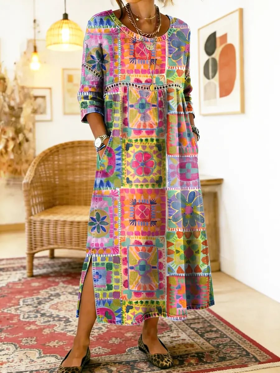 Robe ethnique Pilar de Danoir Paris avec motif géométrique, en tissu léger et coloré, portée sur un mannequin.