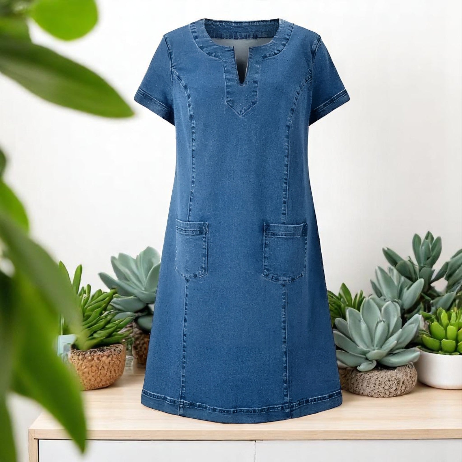 Robe en denim douce Julia de Danoir Paris avec poches avant, silhouette décontractée et style élégant.