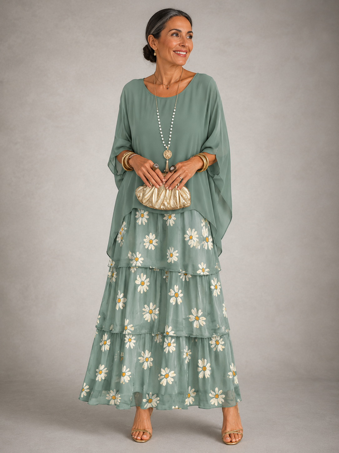 Robe Lara vert faded de Danoir Paris, coupe élégante en tissu léger, portée avec manches courtes et décolleté en V.