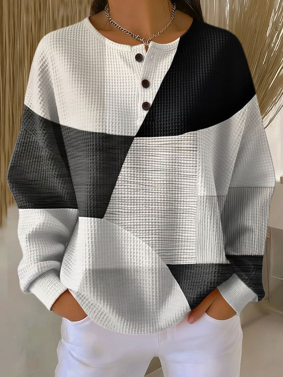Léonie™ de Danoir Paris, vêtement simple et chaleureux, en tissu doux, porté par une femme dans un intérieur cosy.