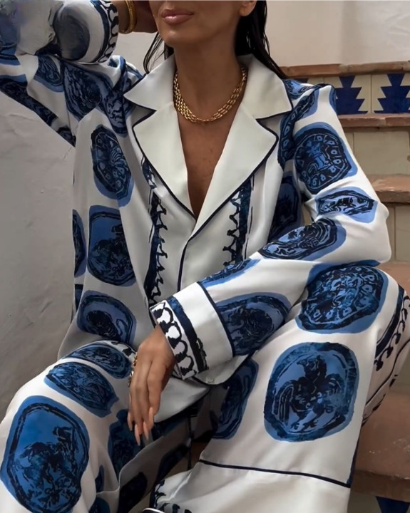 Ensemble décontracté chic Lizette de Danoir Paris, montrant un haut et un pantalon élégants, parfaits pour un style sophistiqué décontracté.