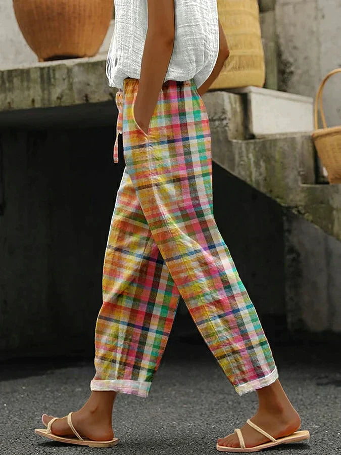 Pantalon à carreaux rétro Noëlle par Danoir Paris, coupe élégante, tissu à motif vintage, porté sur un fond neutre.