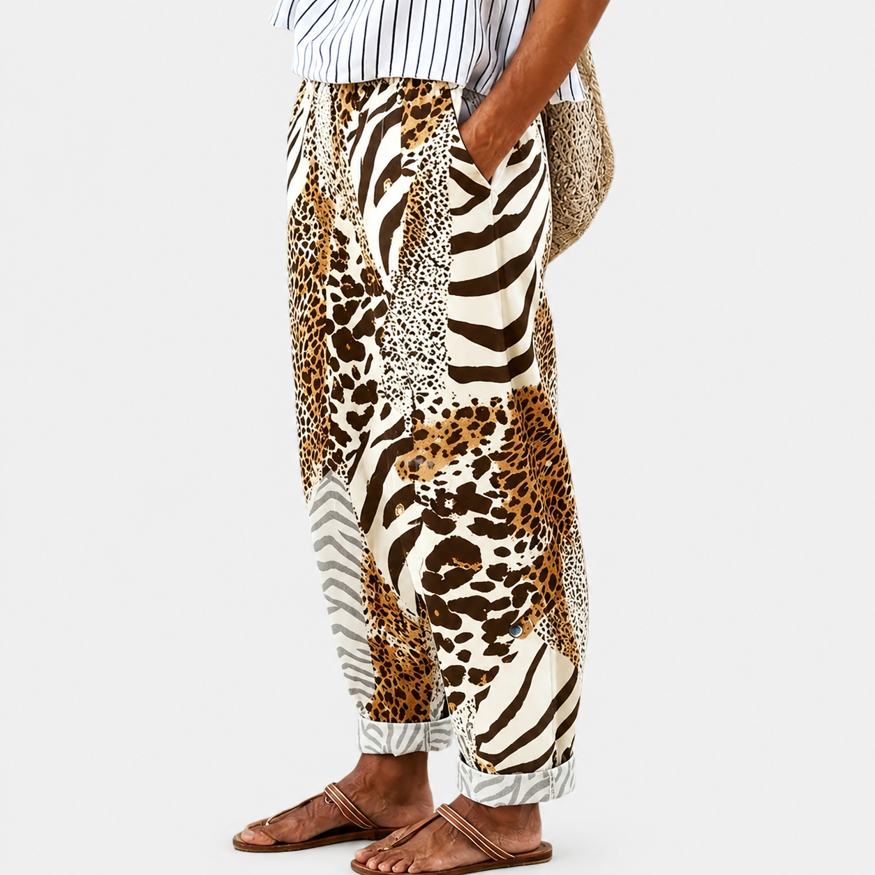 Pantalons confort Savanna Mosaic de Danoir Paris, tissu léger avec motif mosaïque, portée décontractée et élégante.