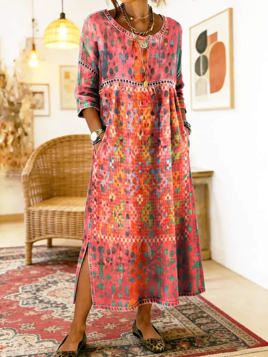 Robe imprimée élégante Francisca de Danoir Paris, tissu fluide avec motif floral, portée décontractée et chic.