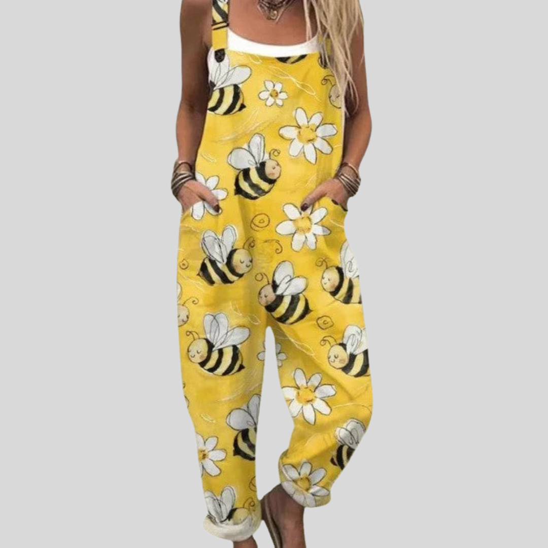 Salopette légère Danoir Paris pour femme, tissu léger et coloré, portée décontractée avec poches visibles.