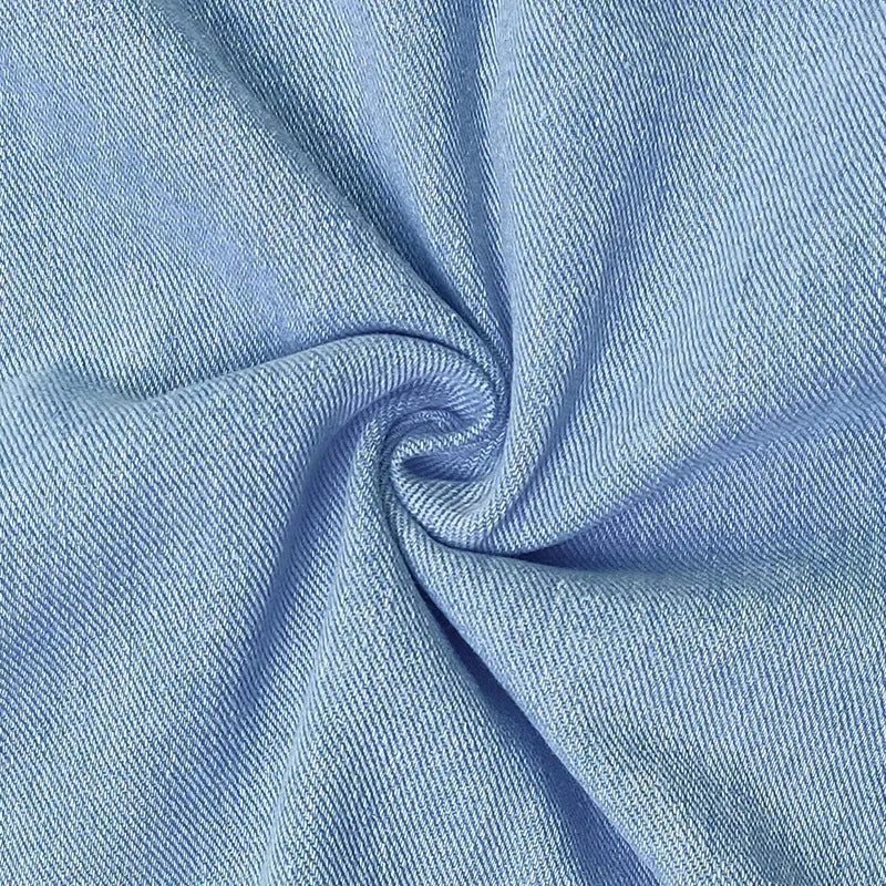 Robe d'été en denim Sofia de Danoir Paris, pratique et décontractée, portée avec des détails visibles en tissu léger.