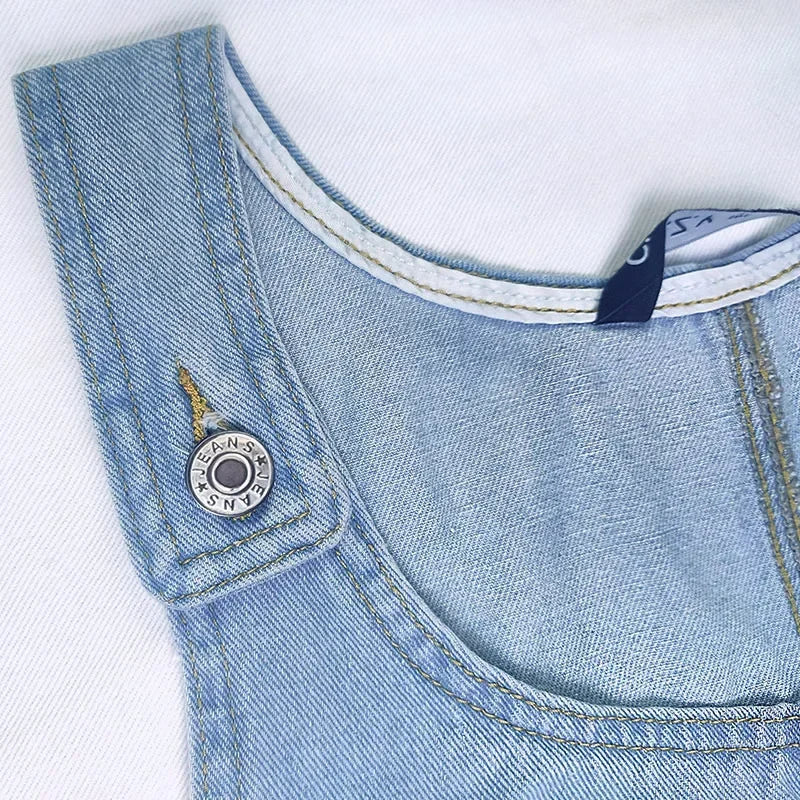 Robe d'été en denim Sofia de Danoir Paris, vêtement pratique avec style décontracté, portée sur un mannequin.