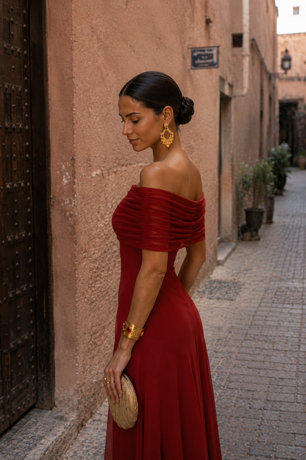 Robe Toledo en terracotta par Danoir Paris, vêtement élégant avec tissu léger et coupe fluide, portée décontractée ou habillée.