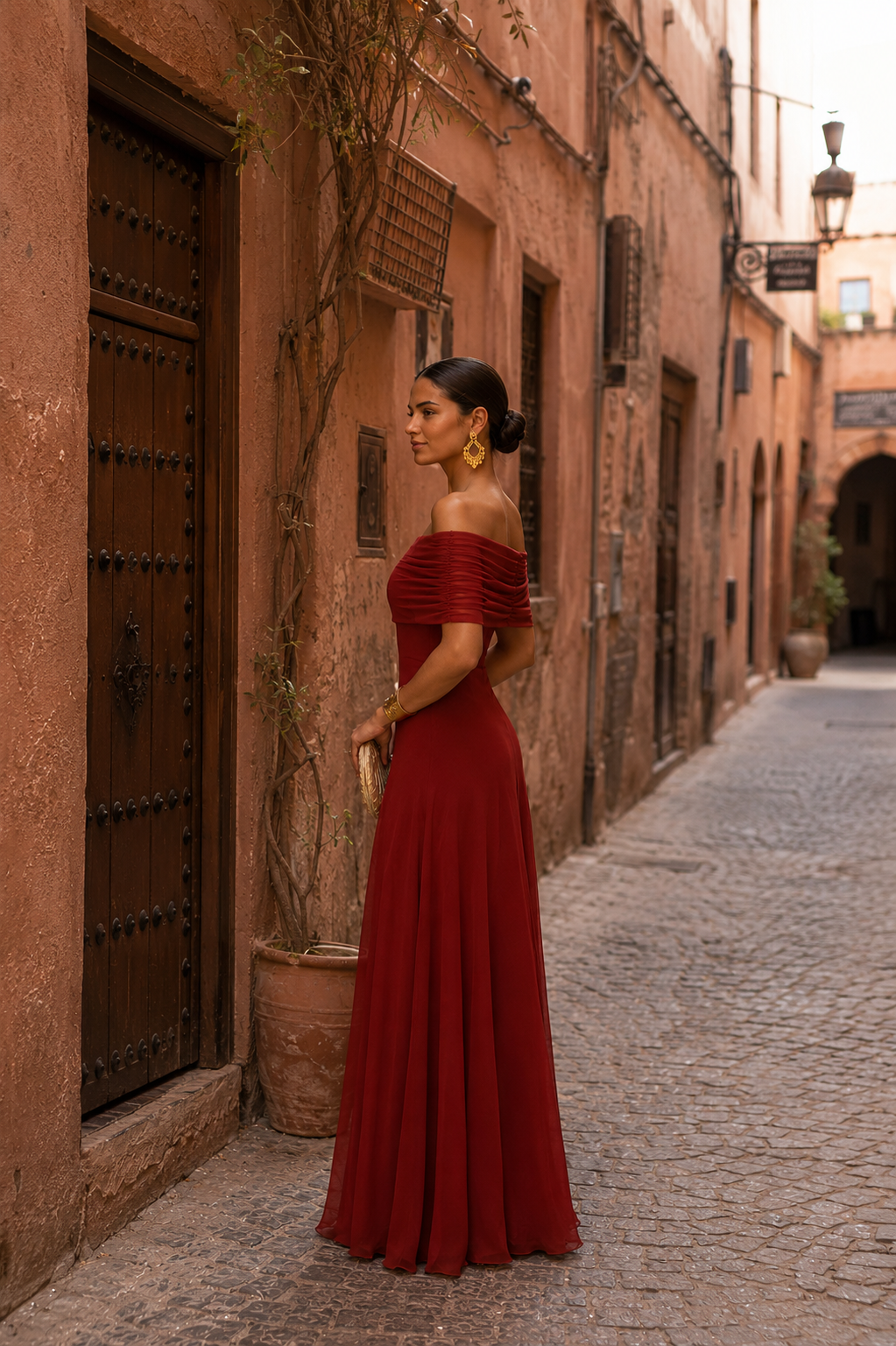Robe Toledo en terracotta de Danoir Paris, en tissu fluide, avec manches longues et décolleté élégant.