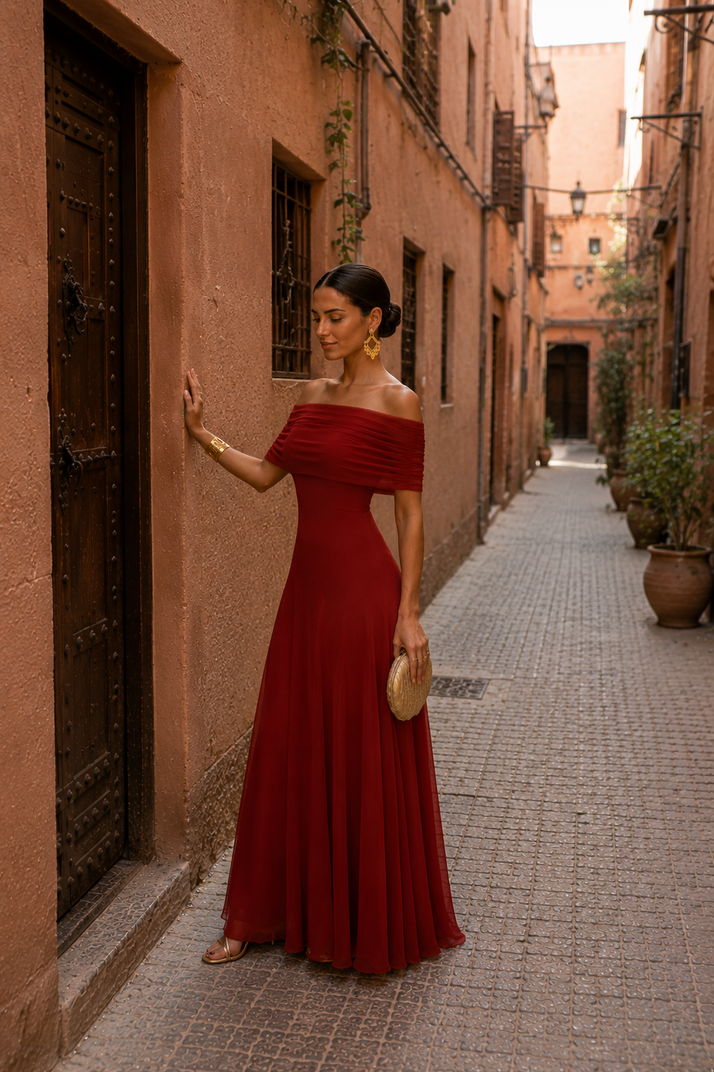 Robe Toledo en terracotta Danoir Paris, courte, élégante, avec détails en tissu léger, portée dans un cadre naturel.