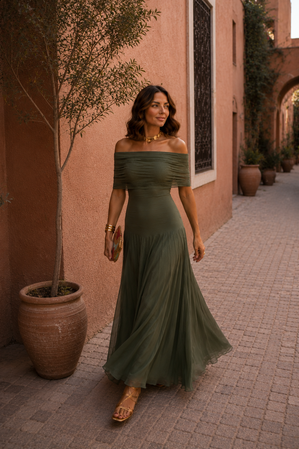 Robe verte Toledo de Danoir Paris, en tissu fluide, avec détails élégants, vue de face sur fond neutre.