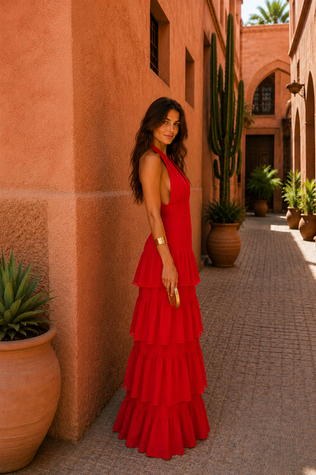 Robe rouge Manila de Danoir Paris avec coupe élégante, en tissu fluide, portée sur un mannequin.