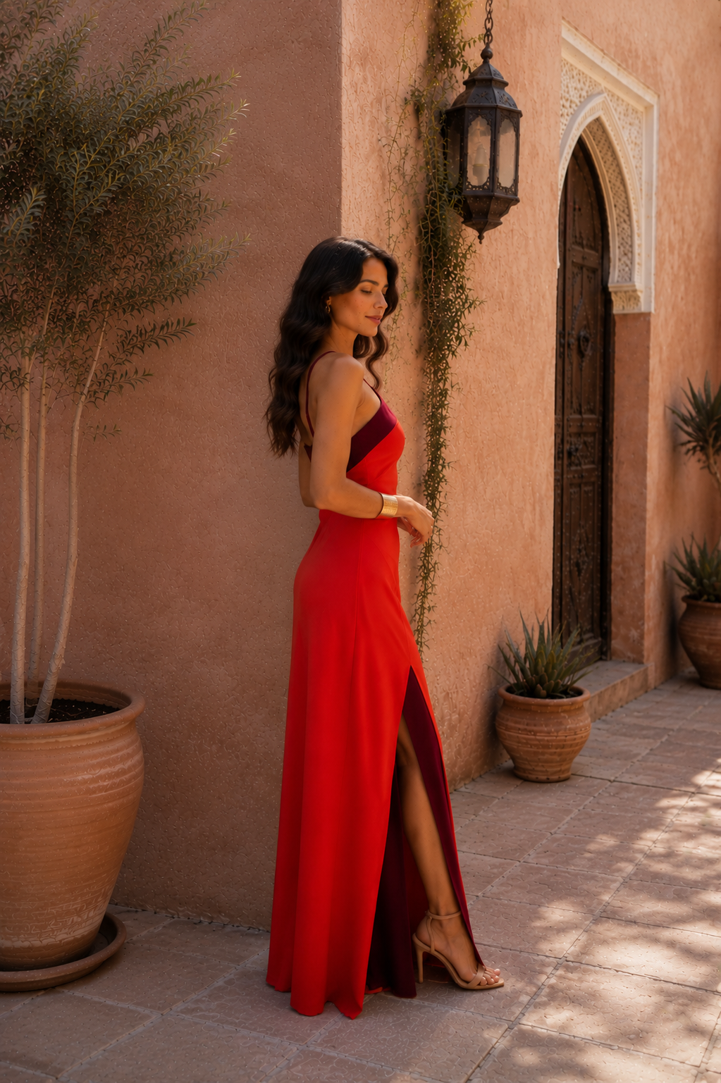 Robe Oasis rouge de Danoir Paris, vue de face, en tissu fluide avec détails élégants, idéale pour une tenue sophistiquée.