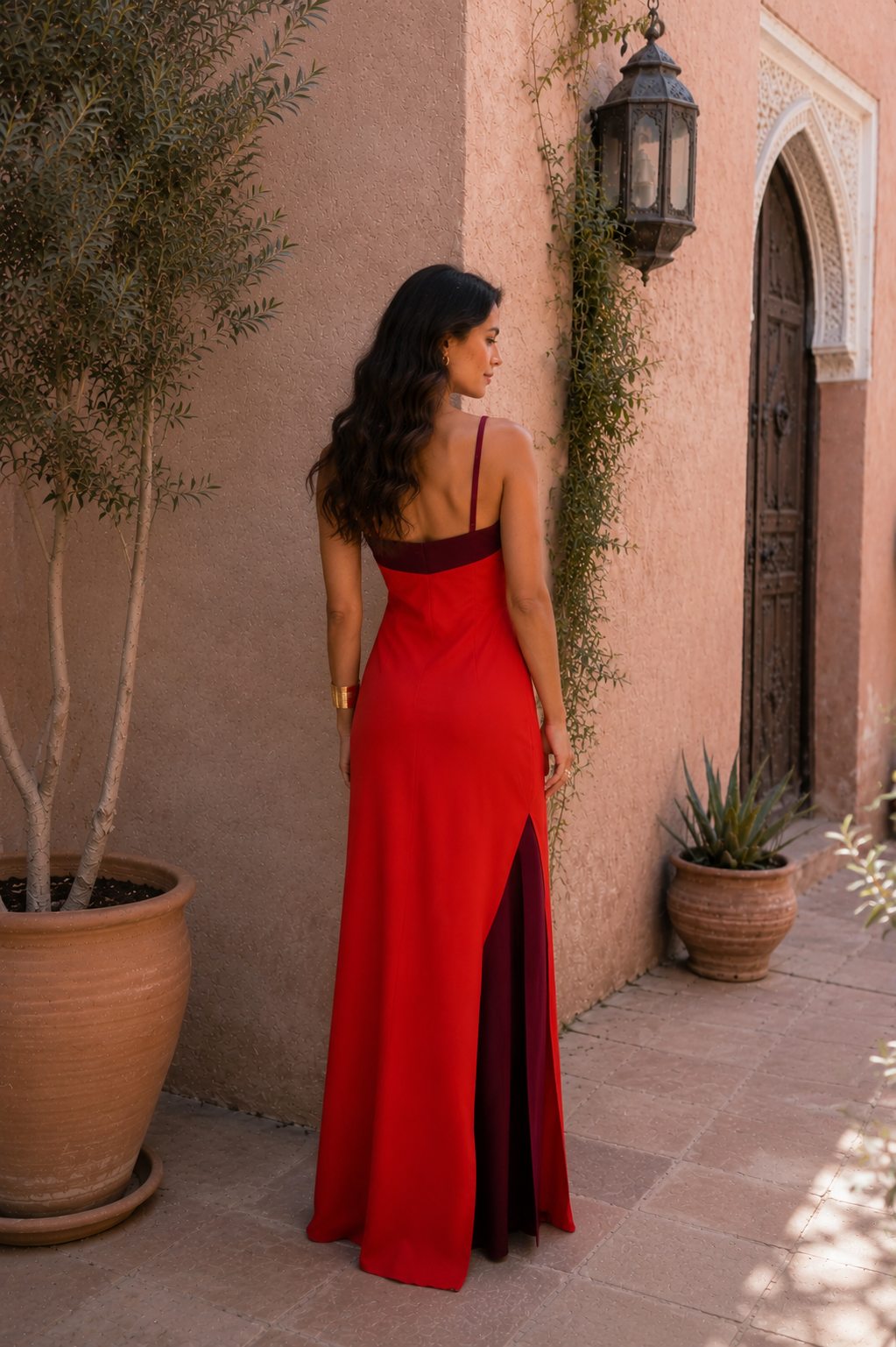 Robe Oasis rouge de Danoir Paris, vêtement fluide avec décolleté en V et manches longues, portée élégante pour toutes occasions.