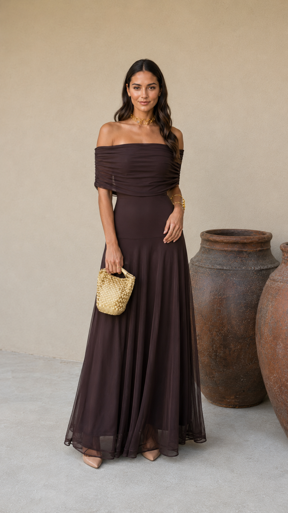 Robe Toledo marron de Danoir Paris, vêtement élégant en tissu léger, portée avec style.