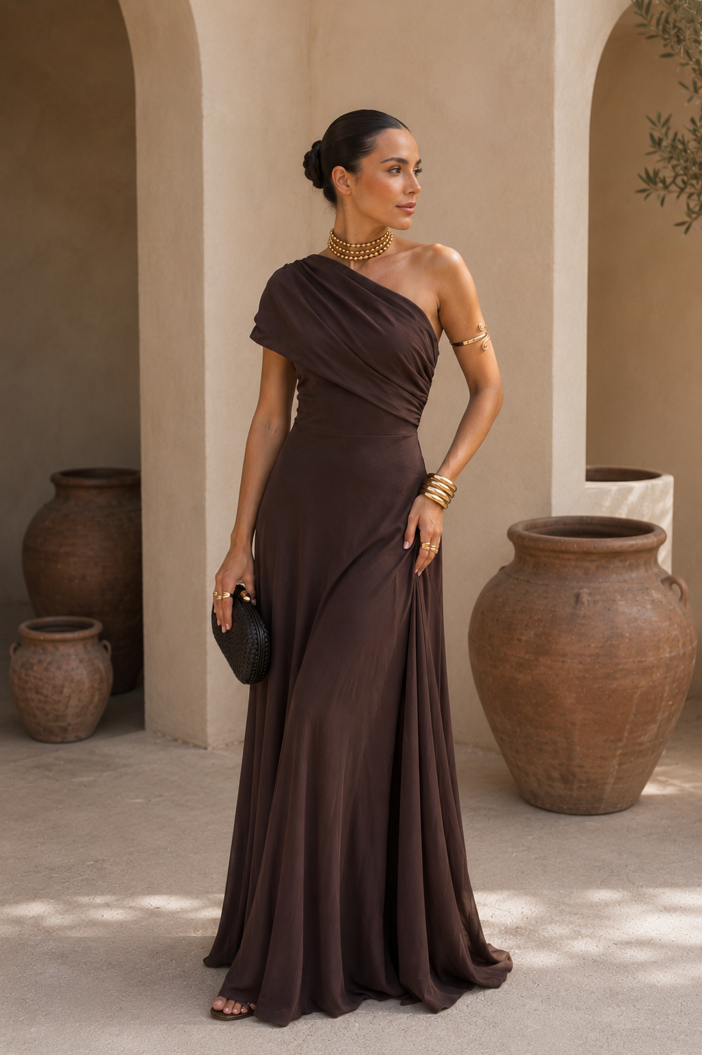 Robe Toledo marron Danoir Paris en tissu fluide, coupe élégante et détails raffinés, portée sur un mannequin.